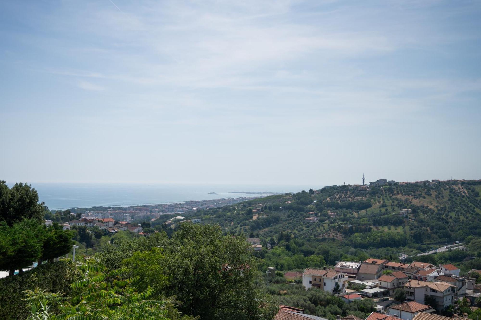 Casa Vista Mare E Colline A Montesilvano Colle Exterior photo